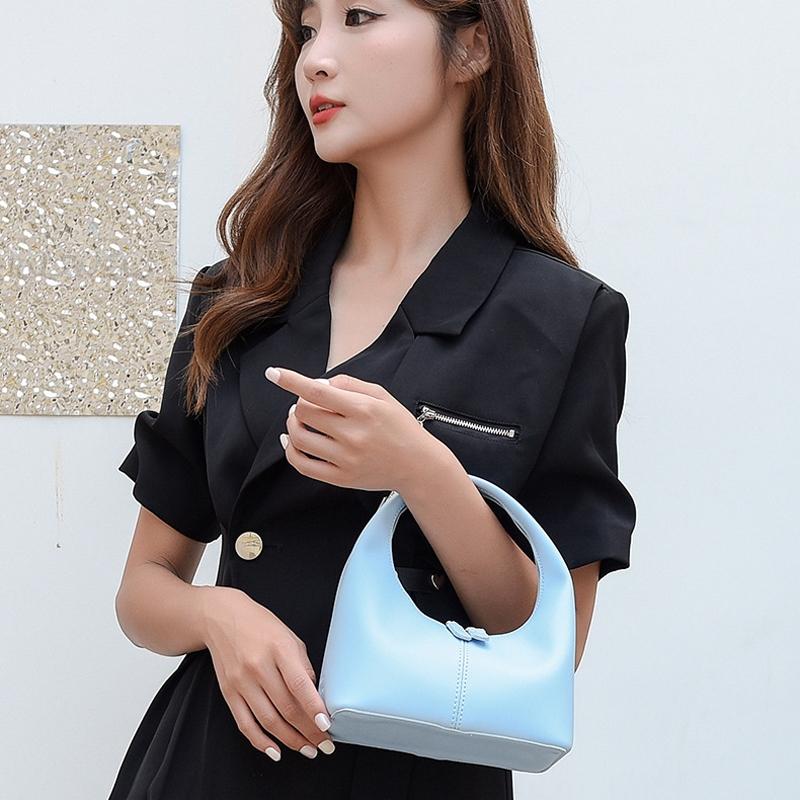 Chic Leather Handbag - Black